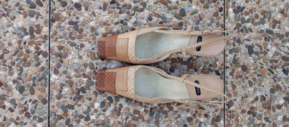 PROMOÇÃO! Sapato aberto atrás em pele beije e camel, muito elegante