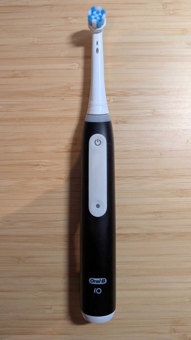 Szczoteczka Oral-B IO series 3 na części zładowarką