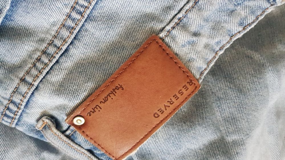 Spodnie jeans z "podarciami"