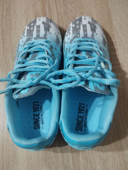 Нові кросівки, сороконіжки 35 р.