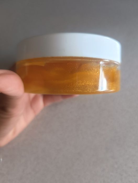 By she balsam do ciała z drobinkami złota