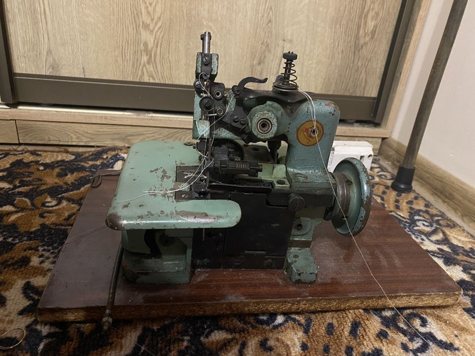 Продам оверлок радянський