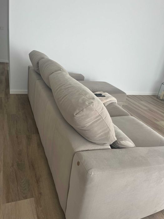 Sofá de estar com chaise longue e fica sofá cama