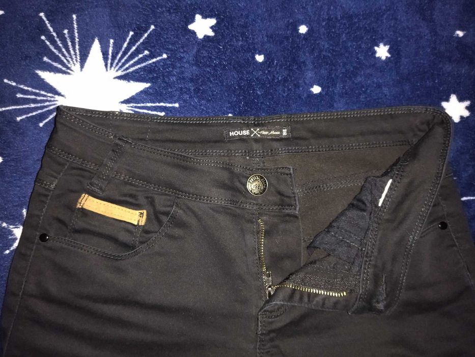 Czarne spodnie rurki - House