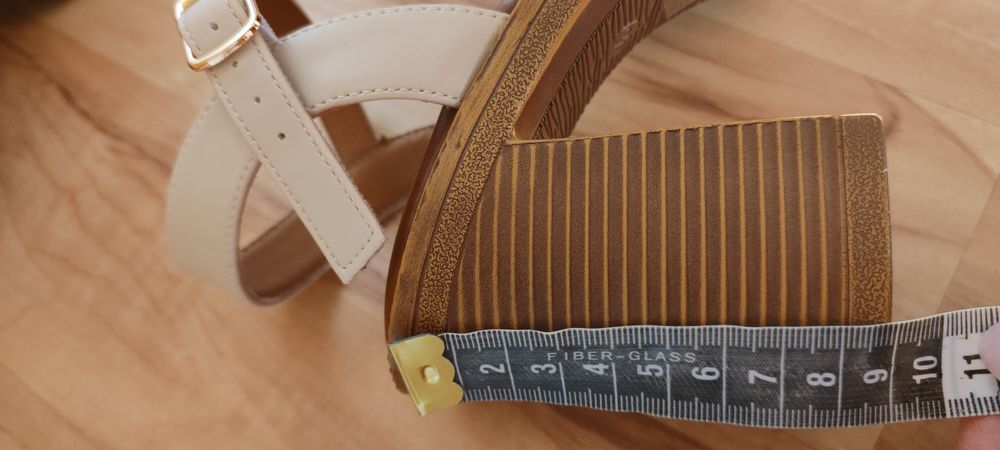 Sandały damskie na słupku 36