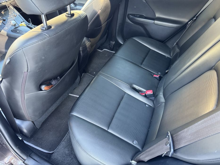 Lexus ct200h 2012 року