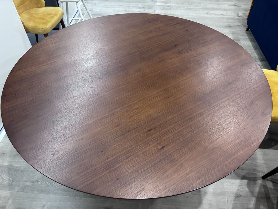 Mesa em madeira cor nogueira