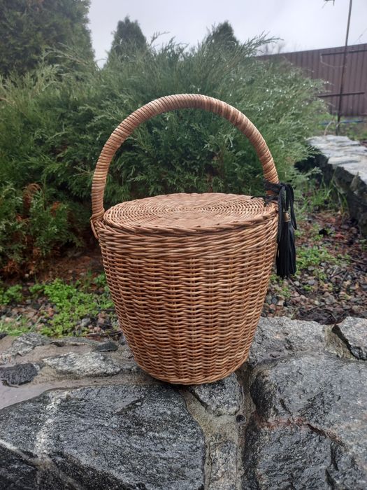Плетений кошик с кришкою