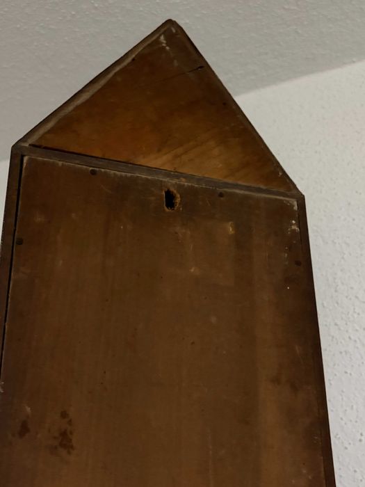 Relógio antigo de madeira com pêndulo – mecânico, corda manual