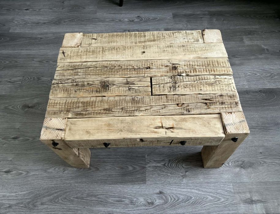 Stolik kawowy ze starego drewna / stare belki