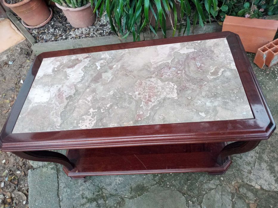 Mesinha de sala em madeira macissa e pedra marmore