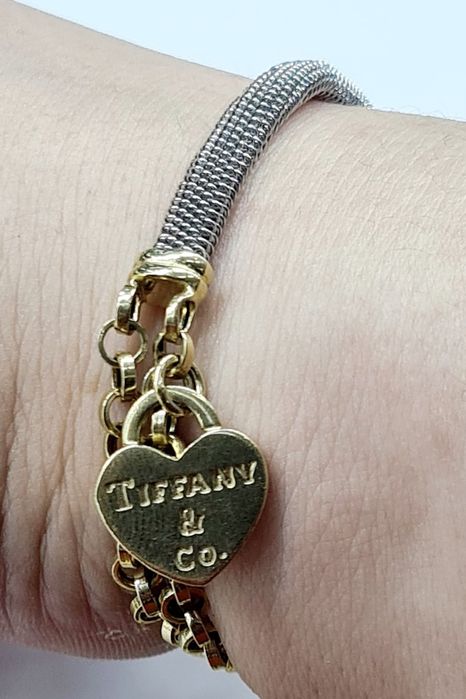 В продаже золотые браслеты-скобы