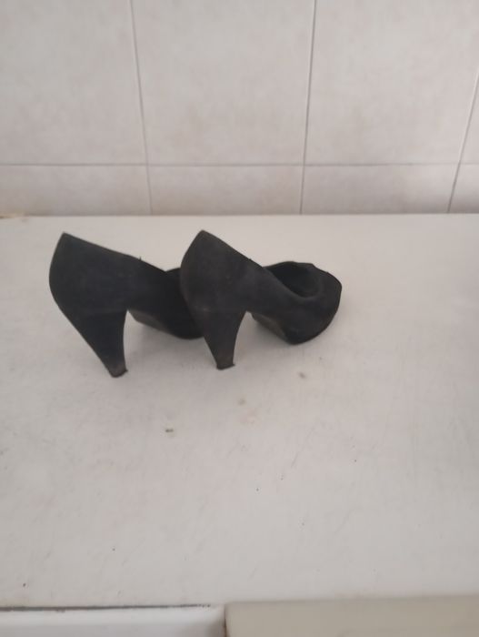 Sapatos de salto usados em bom estado