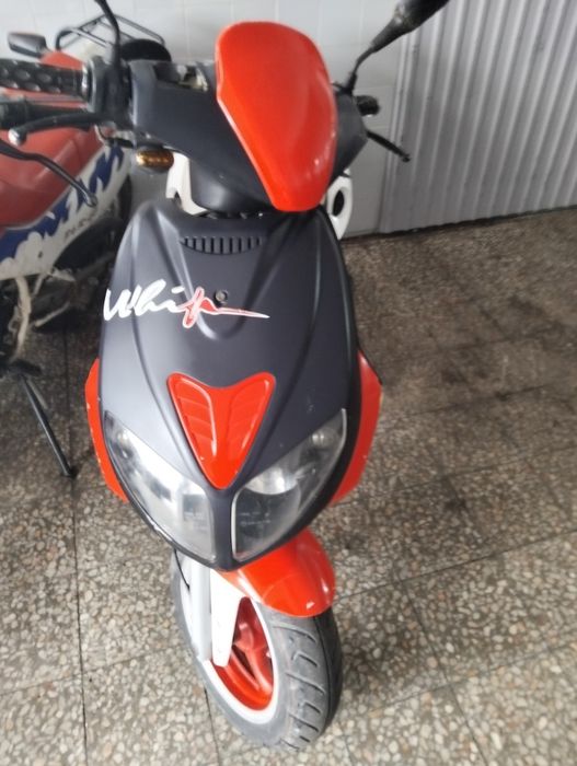 Scooter elétrica e a gasolina
