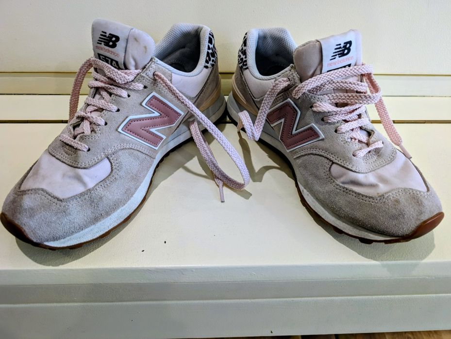 Жіночі кросівки New Balance 574 у світло-рожевих тонах з помітним леопардовим принтом.