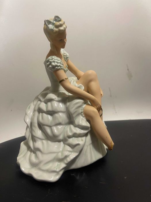 Балерина, завязывающая пуанты, Schaubach Kunst, Германия, 1926-1953 гг