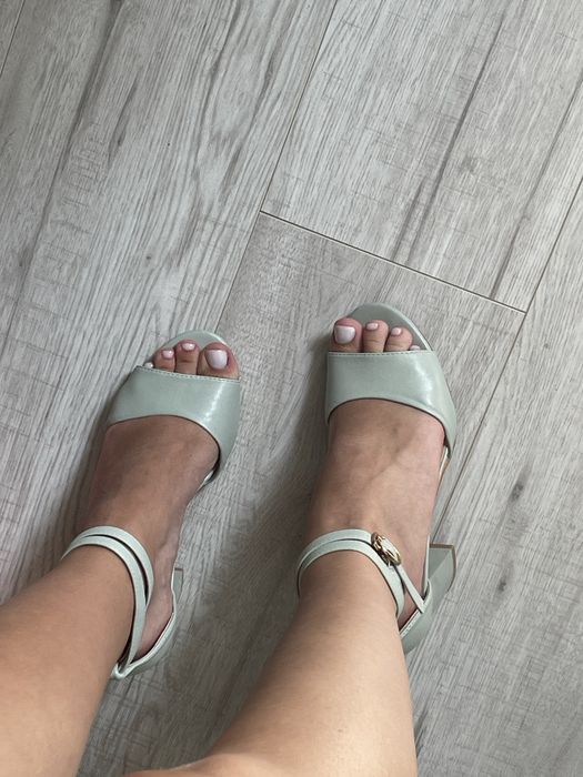 Босоніжки на каблуку Loretta