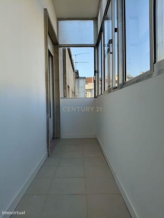Apartamento T2 renovado pronto a estrear em Beato, a 500 metros do met