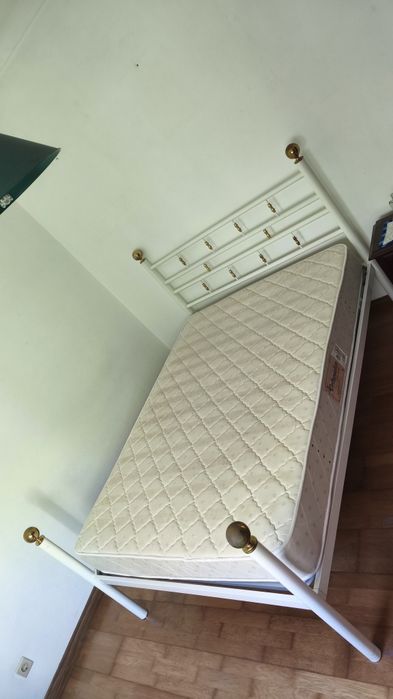 Cama colchão mesa de cabeceira
