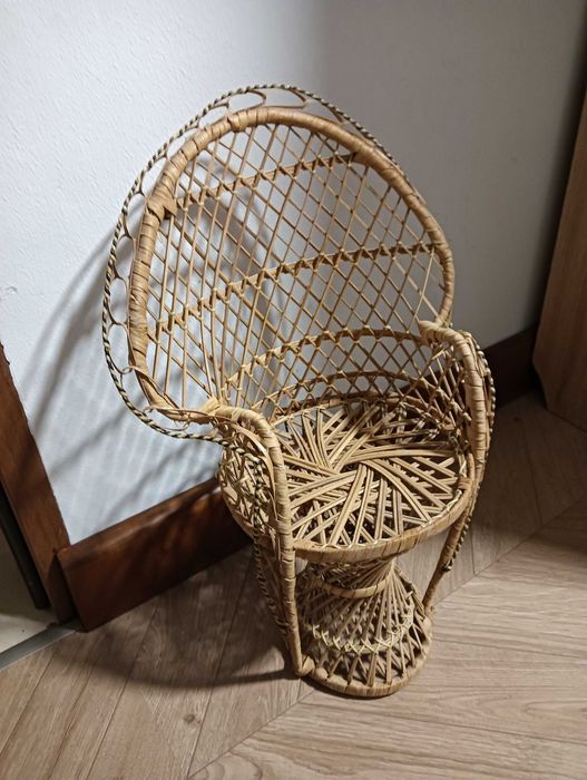 Wiklinowe plecione krzesełko fotel dla lalki peacock