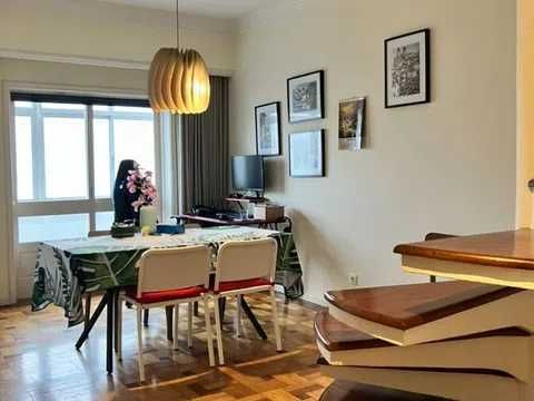 Espaçoso (140m2) T2 duplex disponível na zona de Cedofeita (Rua de Antero Quental), Porto.