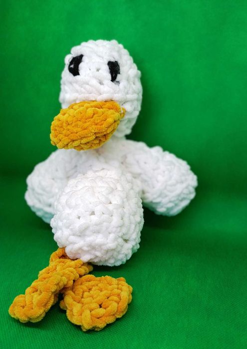 Kaczuszka na szydełku przytulna mięciutka z pluszowej włóczki 32cm