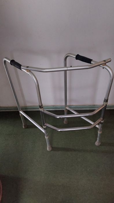 Cadeira de rodas e andarilho articulado