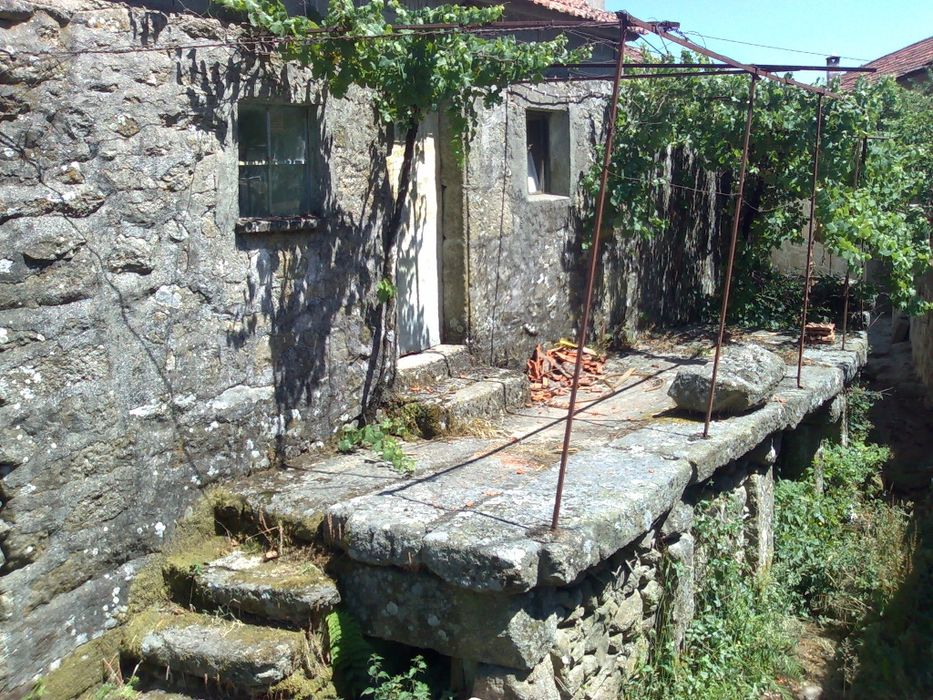 Casa antiga de pedra para recuperar