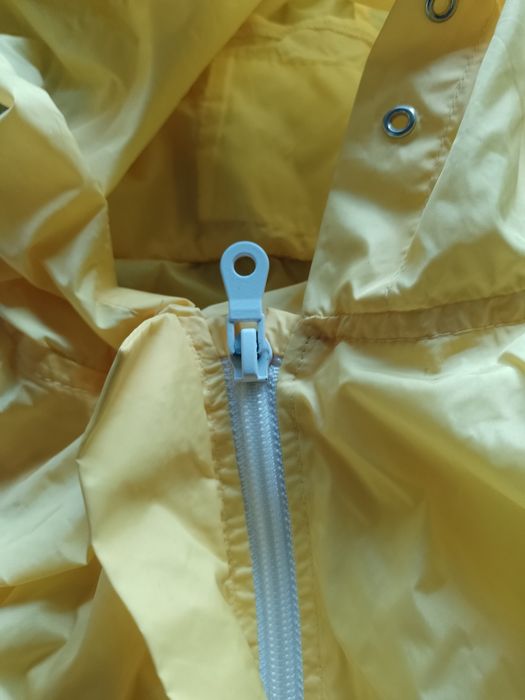 Ładny płaszczyk przeciwdeszczowy dziewczęcy Zara rozm 128