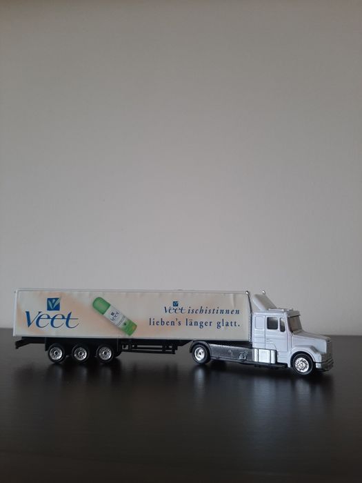 Biały zabawkowy samochód ciężarowy z naczepą