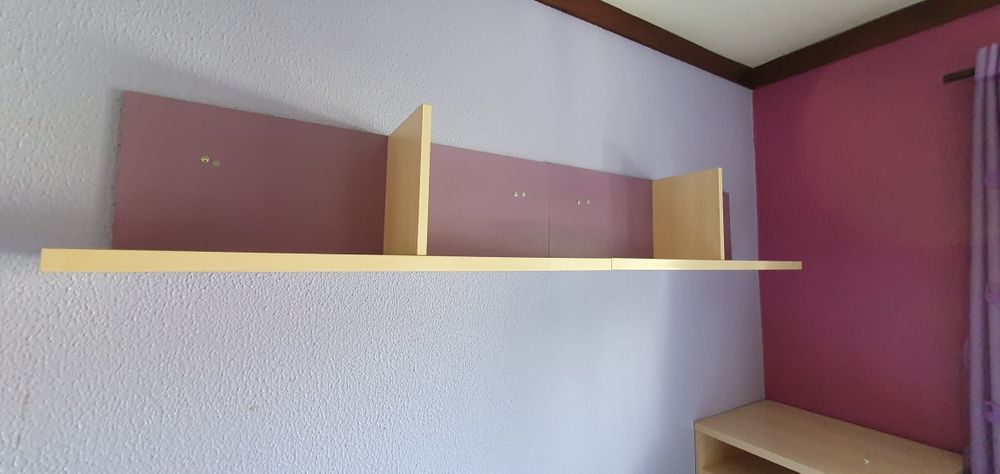 Mobilia para cuarto com cama individual e arrumação