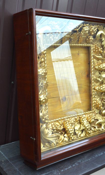 Великий кіот з орнаментом виноградної лози.