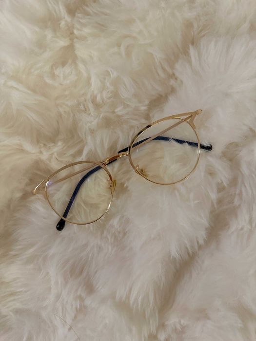 Stylowe Zerówki – złote okulary z delikatną oprawką