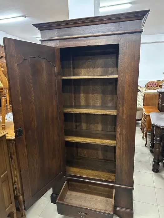 Wyjątkowa, klasyczna szafa z drzwiami bocznymi i szufladą.