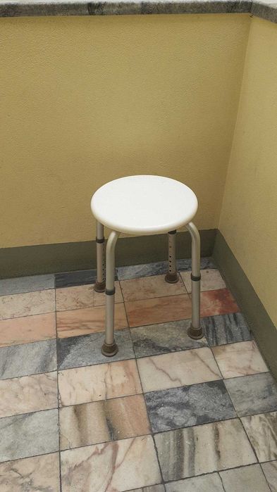 Banco de duche redondo em alumínio ajustável mobilidade reduzida