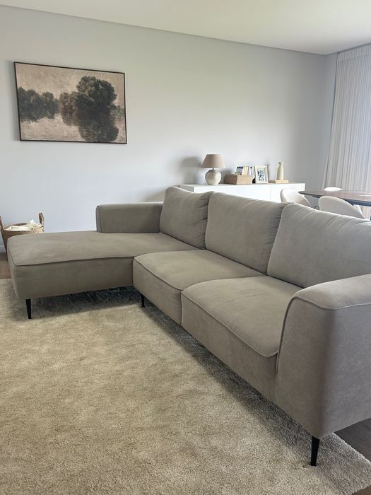 Sofá chaise long cinza com os pés pretos