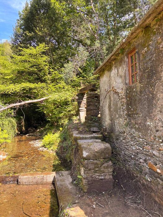 Azenha histórica com charme rústico, inserida em cenário natural único