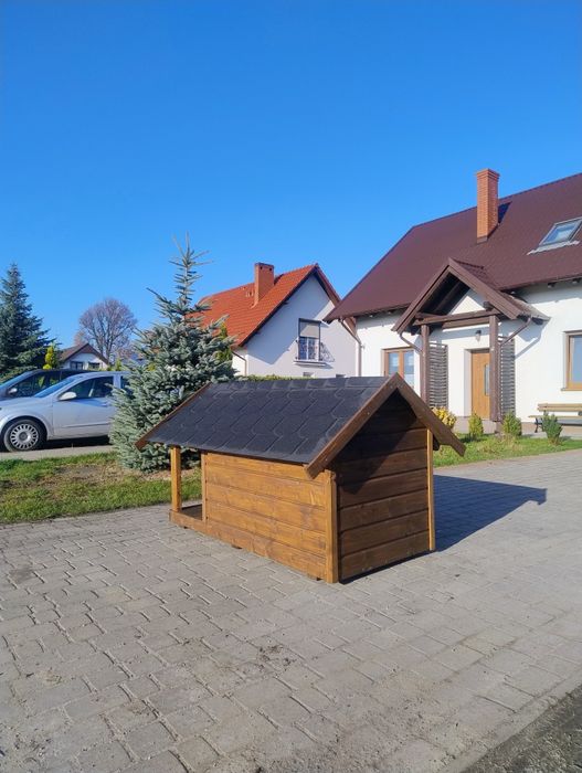 Cała ocieplana buda dla psa z tarasem pomalowana dach gont
