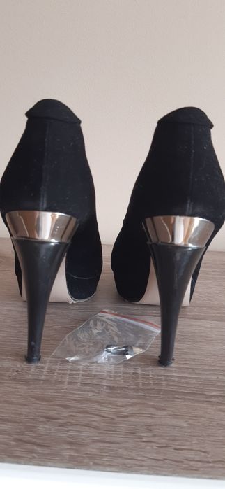 Czarne szpilki zamszowe r.38