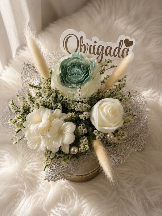 Arranjo com flores de cera