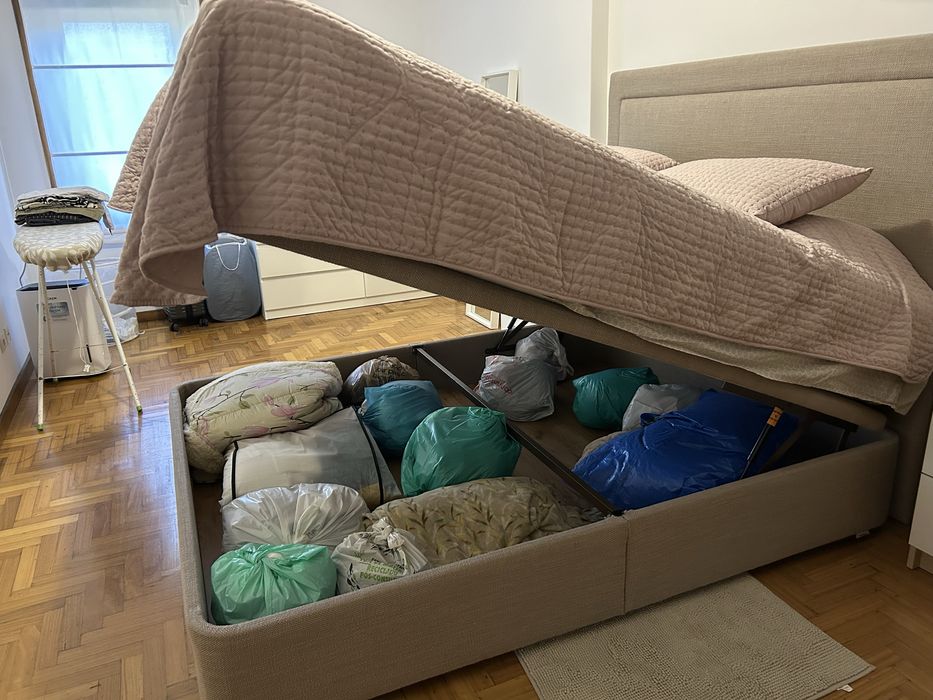 Cama de 160 cm, pouco usada, com bom colchão e gaveta grande, com mesas de cabeceira.