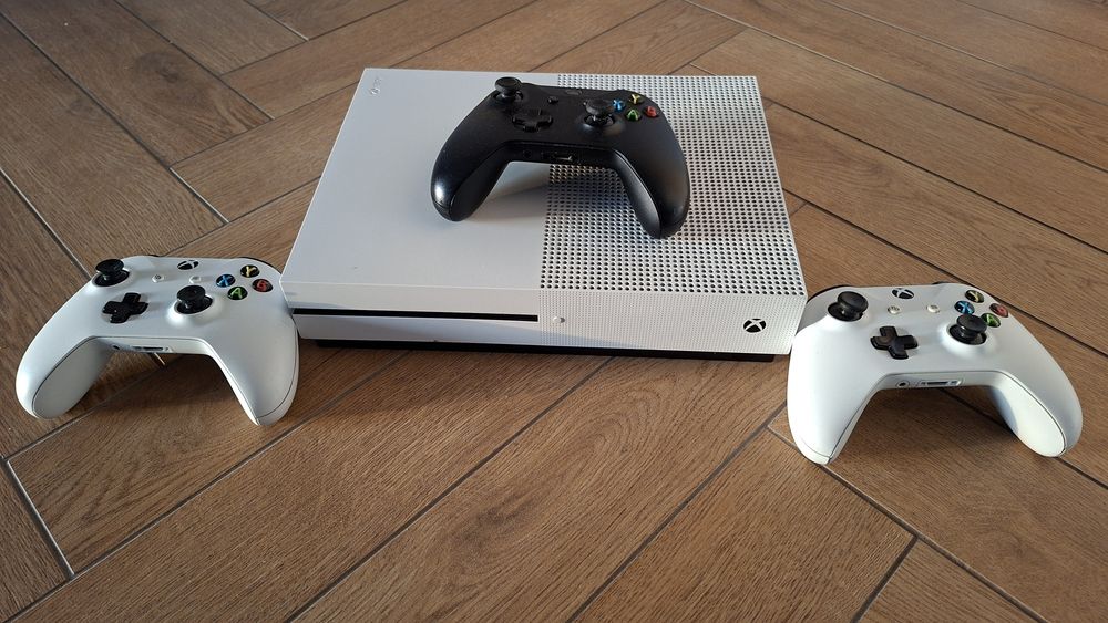 Xbox One S plus 3 pady