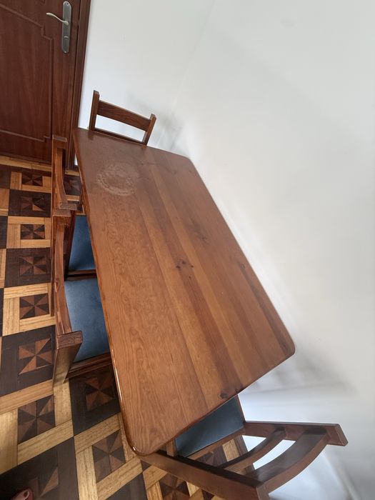 Mesa de madeira com 6 cadeiras
