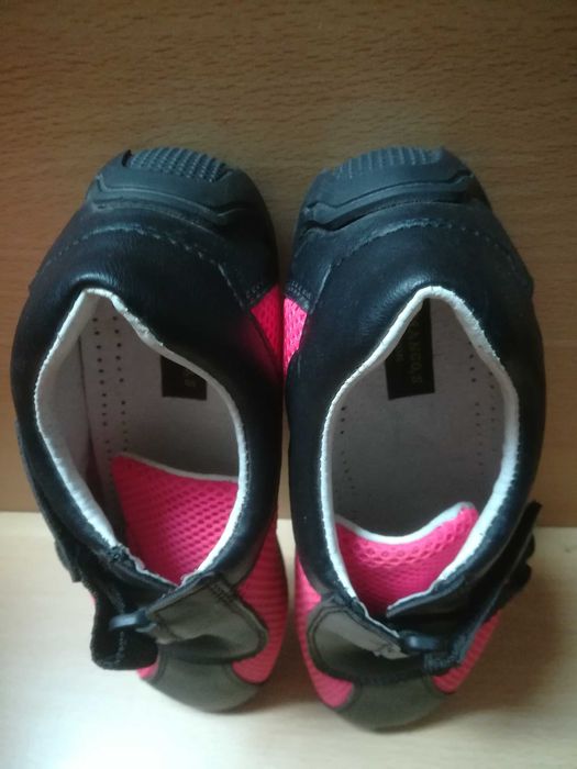 Ténis novos desportivos da Luc Mango, n. 38 e 36, sola direita.