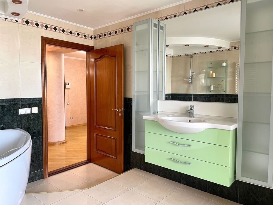 Без %. Продаж квартири з ремонтом - 1000 у.е.за м2. Драгоманова 15-А.