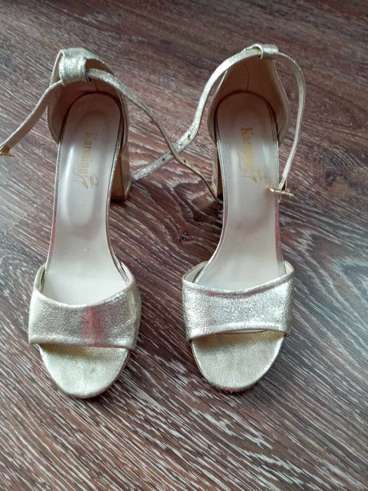 Босоніжки золоті шкіряні