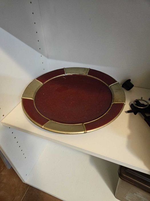 Prato vermelho decorativo de loiça