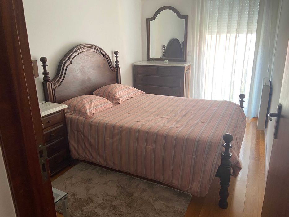 Mobília em Madeira de Quarto de Casal