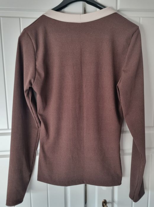Blusa em malha castanha canelada com risca bege. S/M