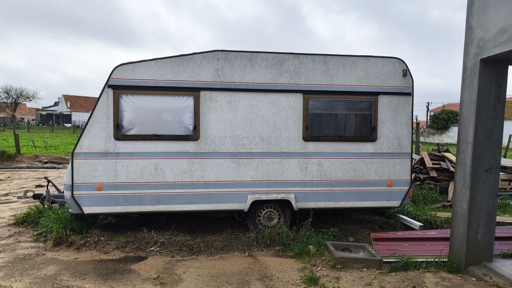 Vendo ou troco caravana por carrinha comercial, preferencialmente de 3